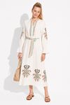 Kadın nakış işlemeli bağcıklı yaka kuşaklı volan kol uzun elbise ALA054
